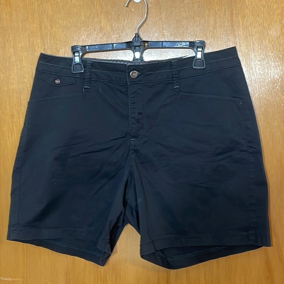 Lee Womens 14 Medium Black Shorts Natural Fit 6” Inseam - Picture 1 of 7